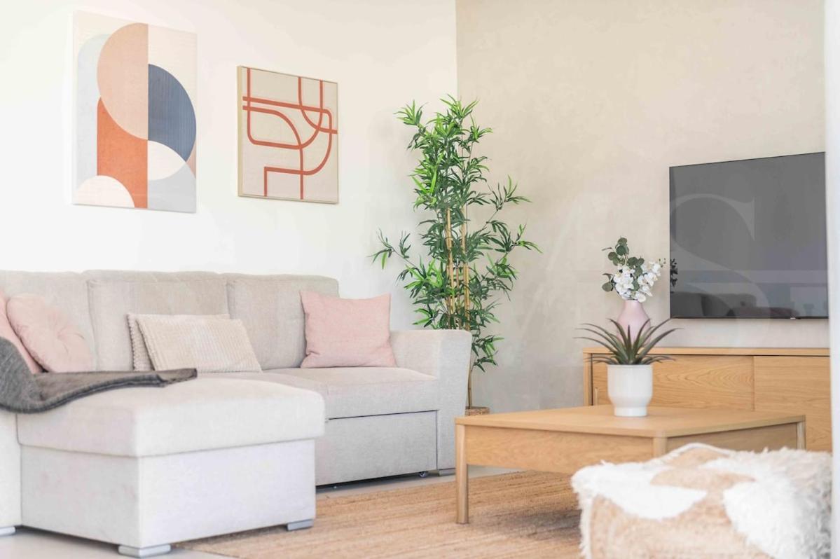 Spacious Gem With Terrace, Bbq And Pool Rems Apartment