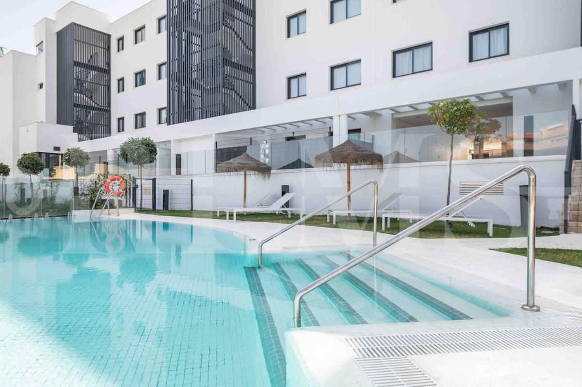 Apartment Spacious Gem With Terrace, Bbq And Pool Rems