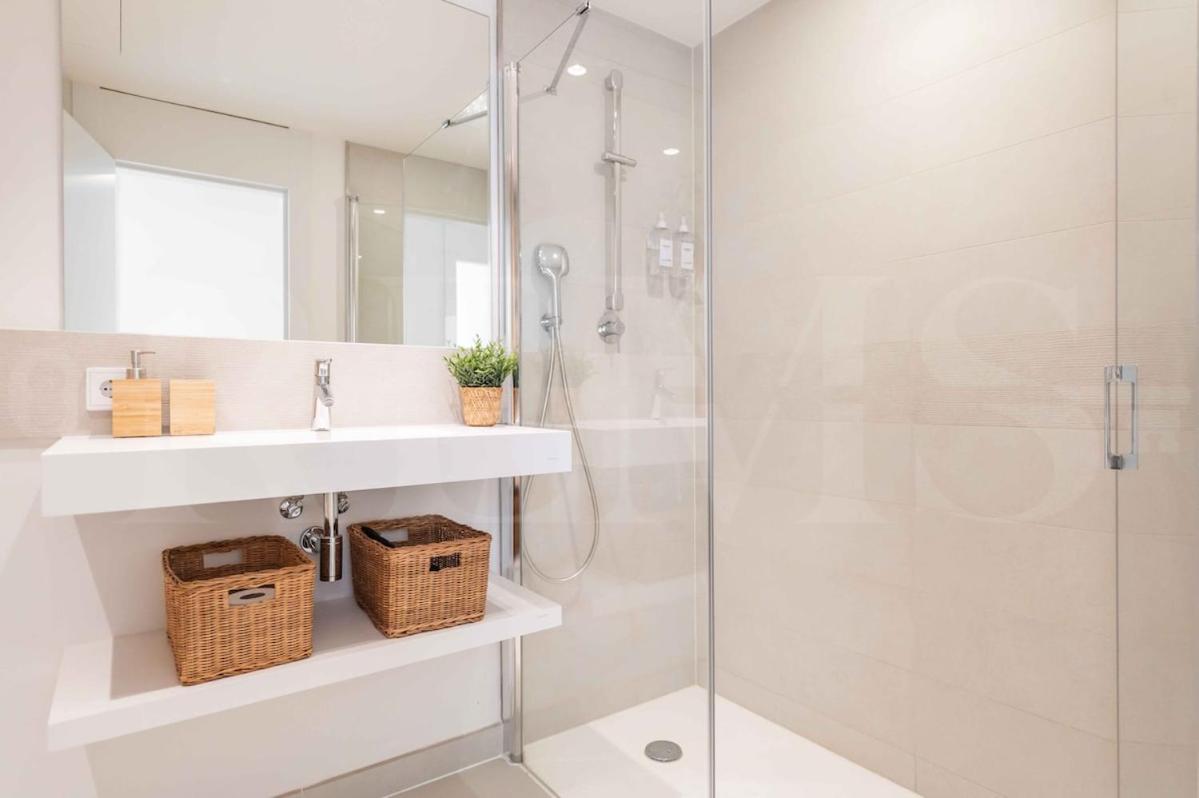 Spacious Gem With Terrace, Bbq And Pool Rems Apartment