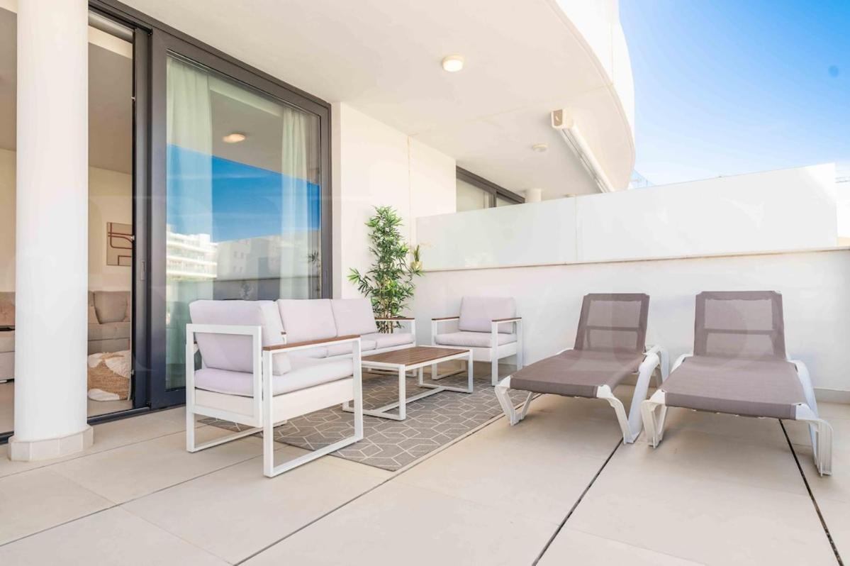 Apartment Spacious Gem With Terrace, Bbq And Pool Rems